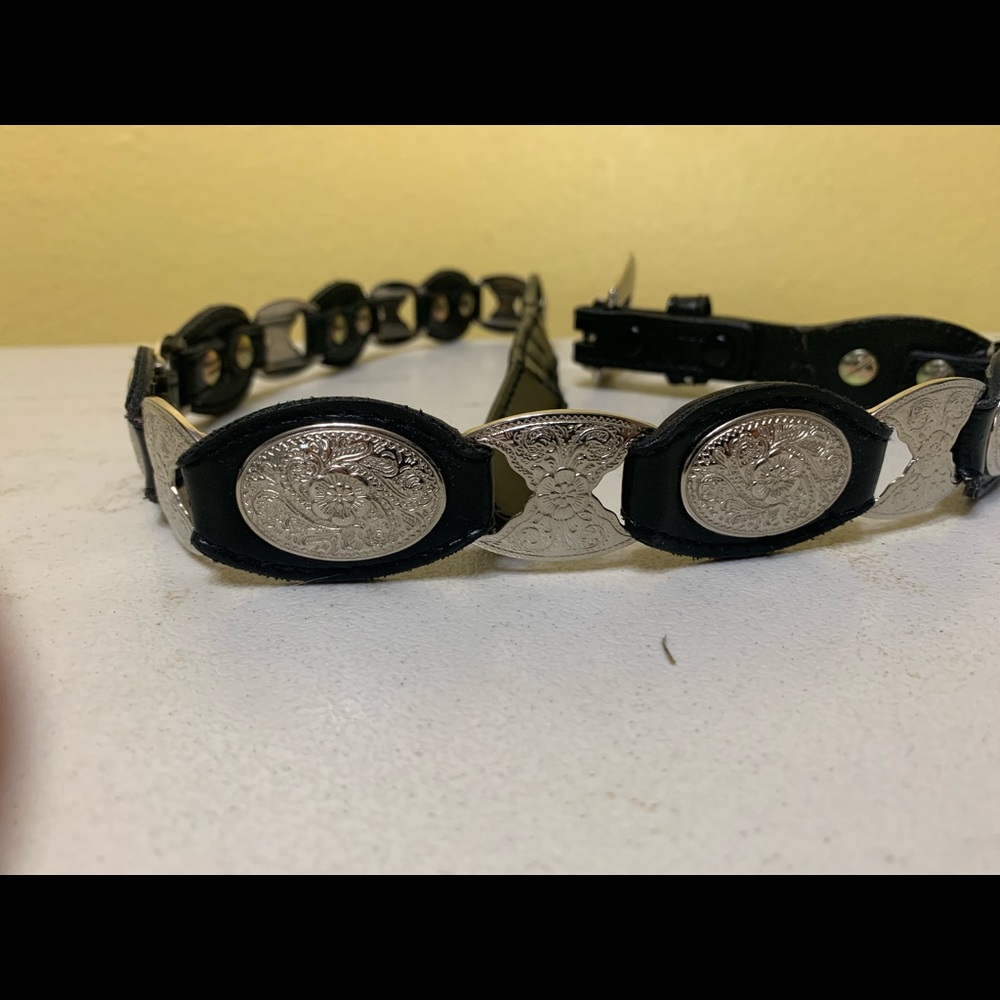 Woman’s belt black and metal